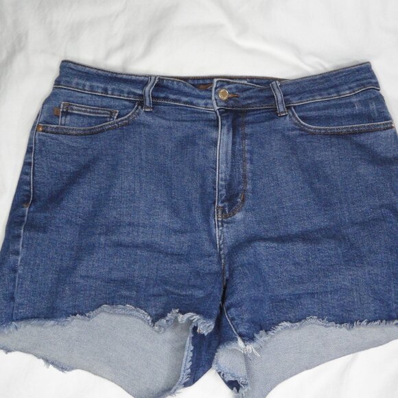 JUDY BLUE Medium Wash Raw Hem Stretch Denim Jean Shorts JB150176 Womens Size 1XL - Picture 1 of 9